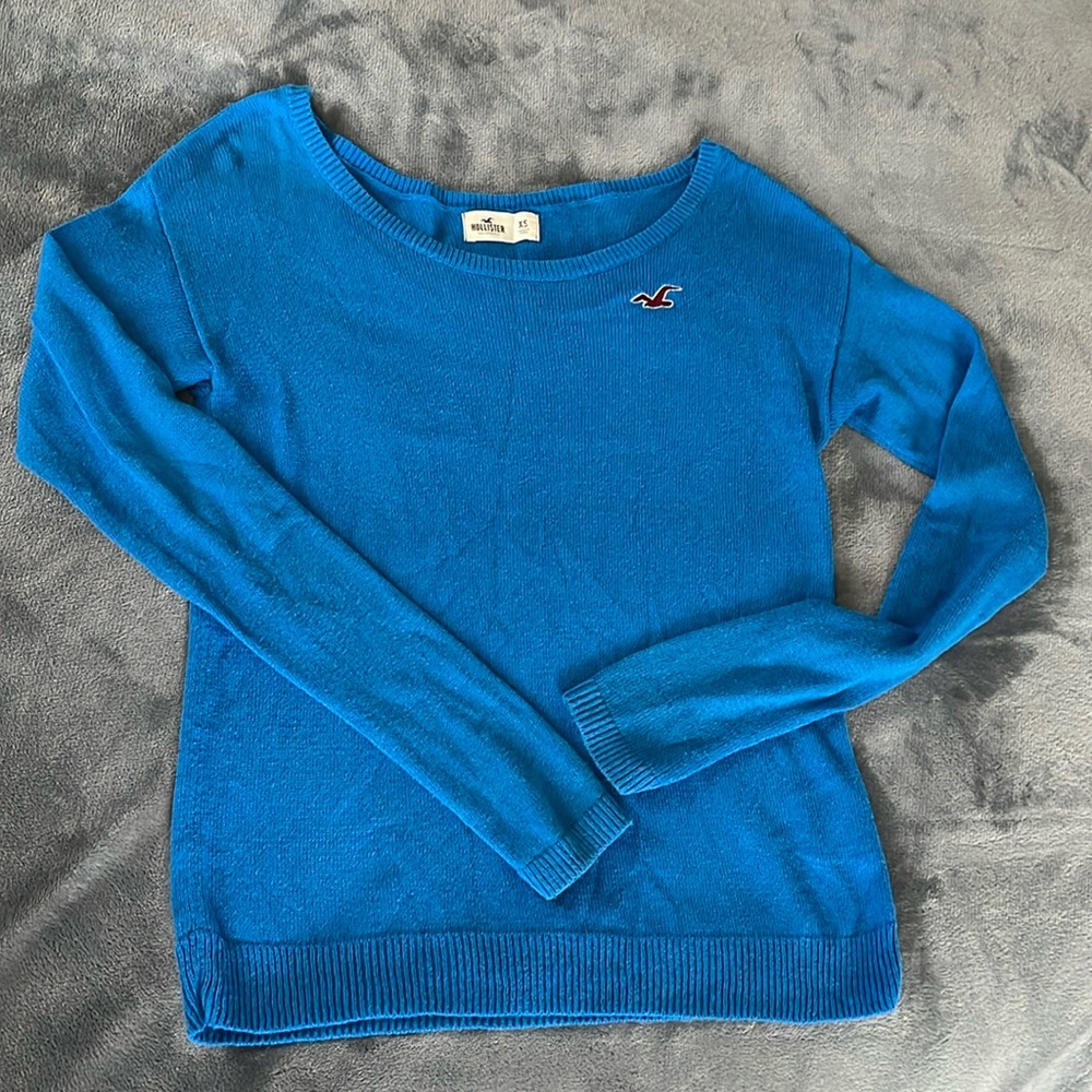 Hollister women’s XS royal blue sweater, EUC, barely worn. - Picture 2 of 6